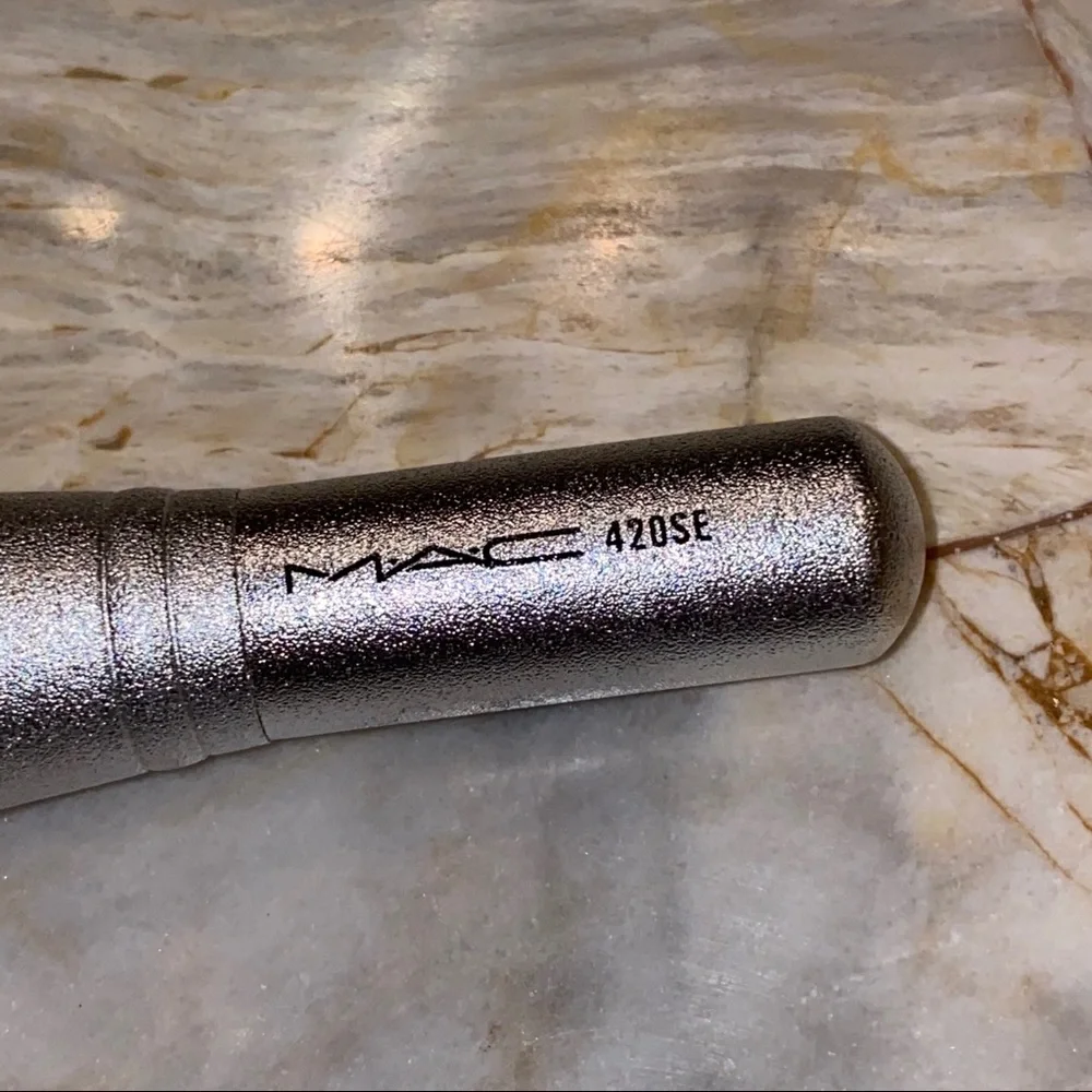 Mac 420SE Powder Brush Foundation 420 Silver‎